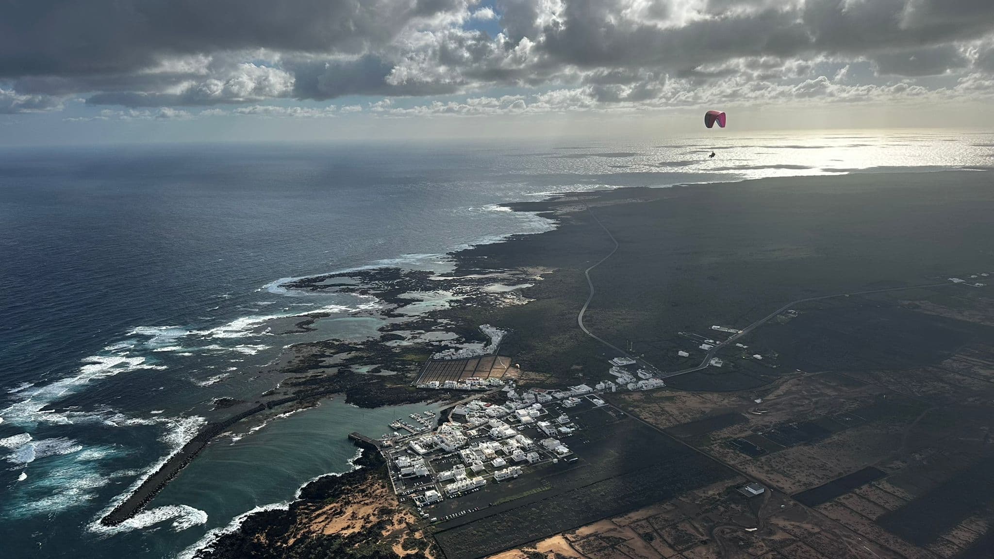 Parapente vs Parasailing en Lanzarote: entiende la diferencia