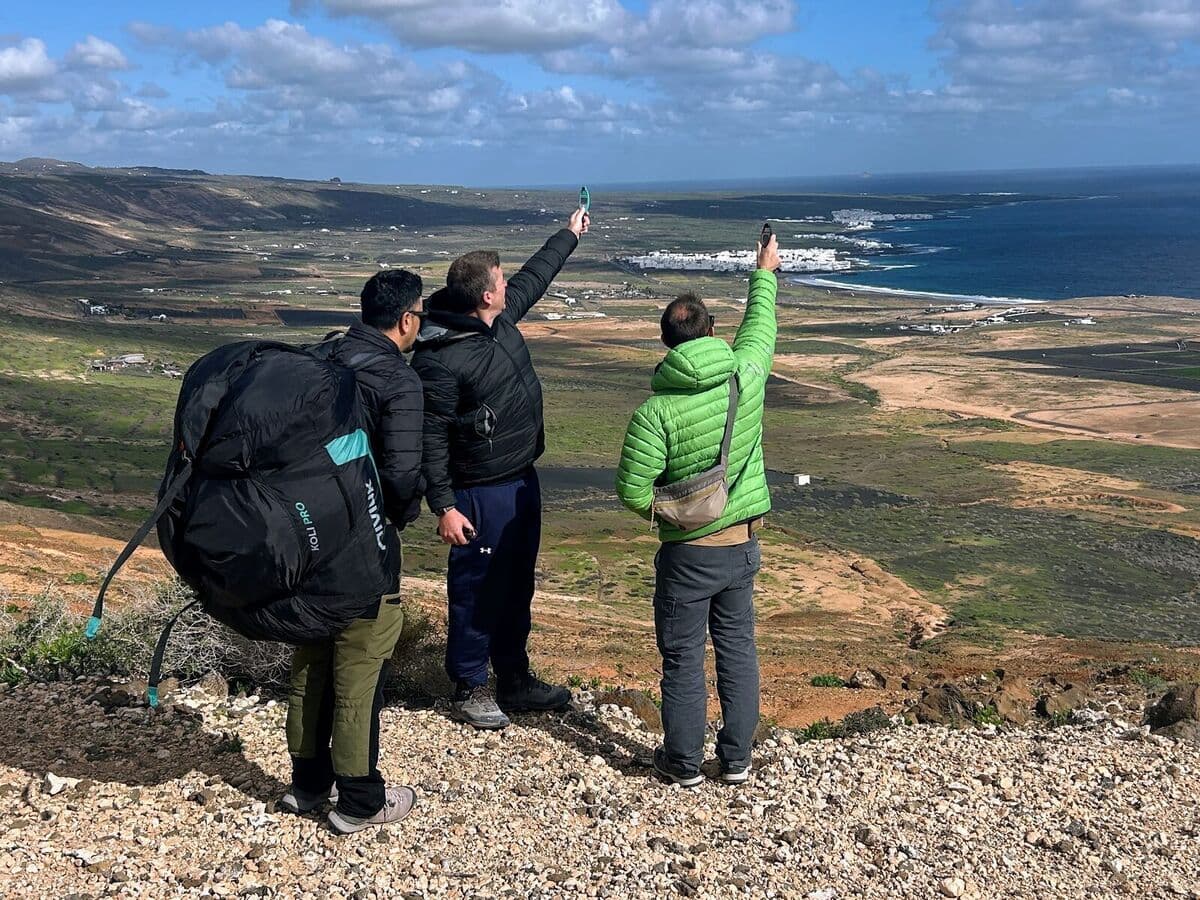 Deux pilotes de parapente lisant le vent sur place au décollage de Mala, Lanzarote